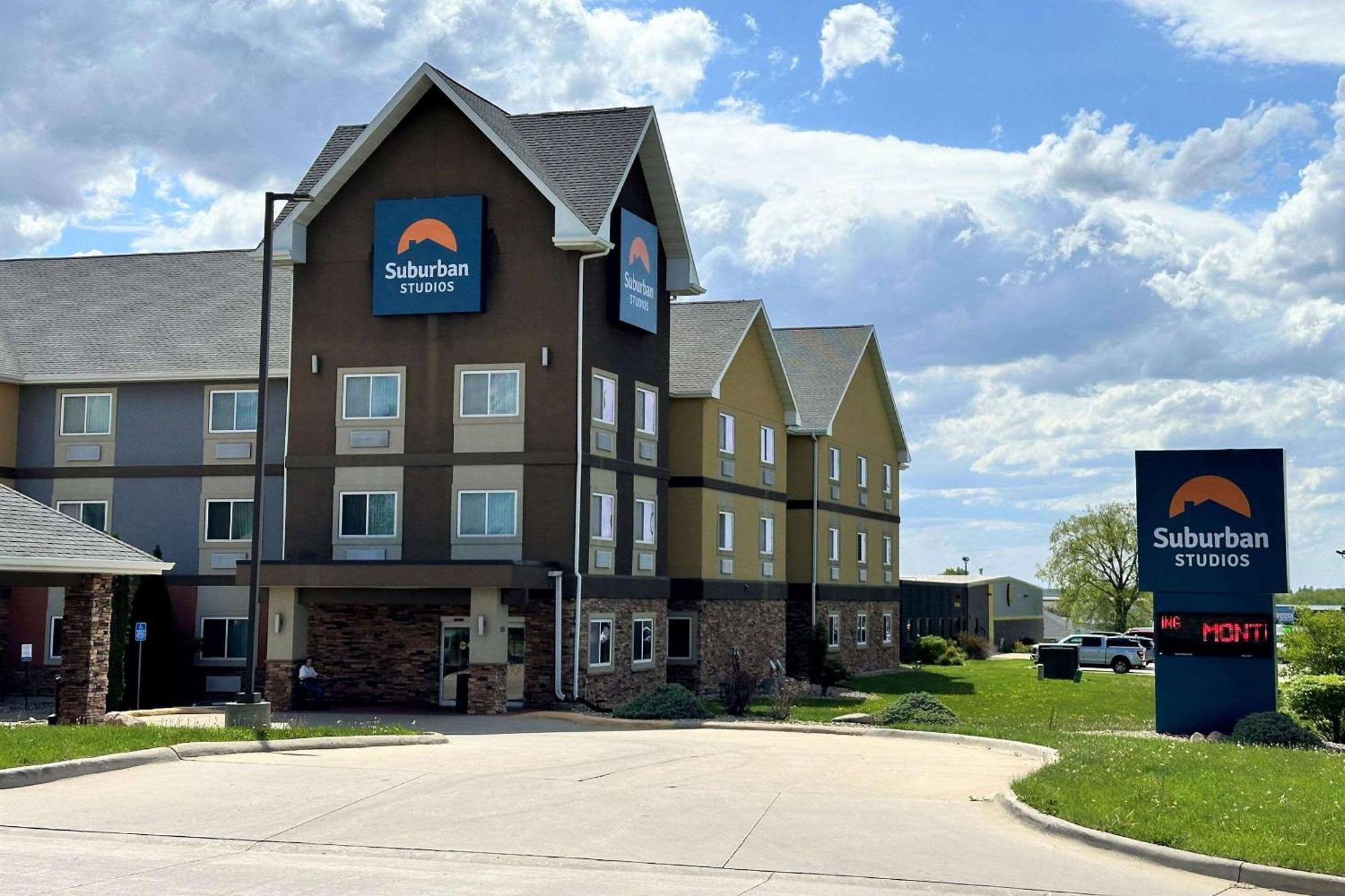Suburban Studios Cedar Falls Exterior photo